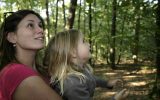 Photo de balade en famille en forêt